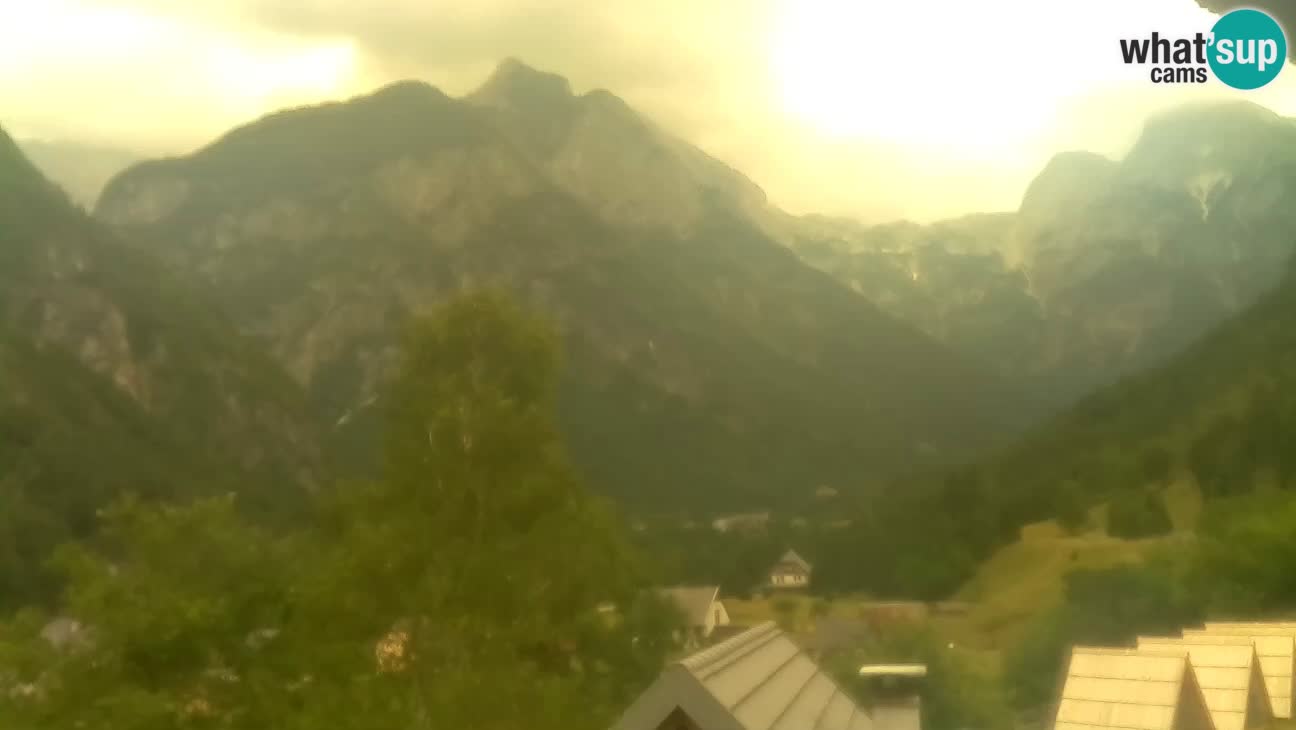 Webcam Trenta – View of Šplevt, Pihavec and Prisojnik