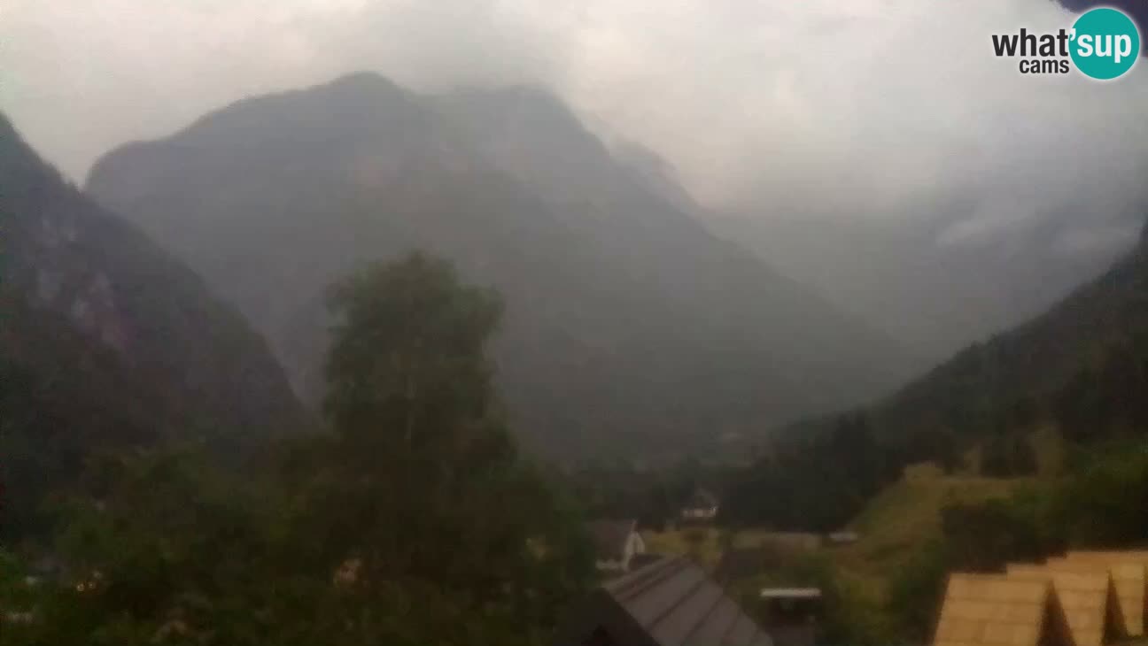 Webcam Trenta – View of Šplevt, Pihavec and Prisojnik