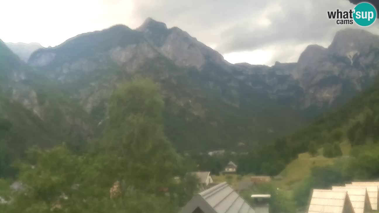 Webcam Trenta – View of Šplevt, Pihavec and Prisojnik