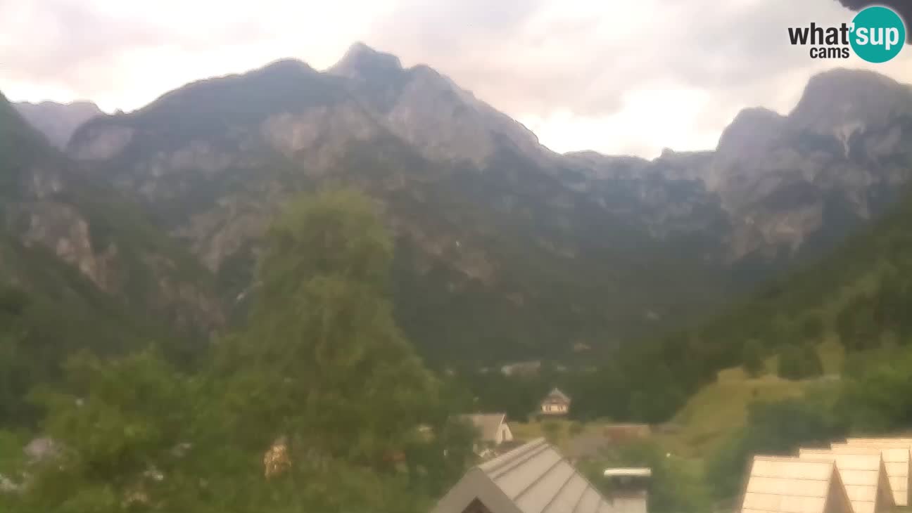 Webcam Trenta – View of Šplevt, Pihavec and Prisojnik