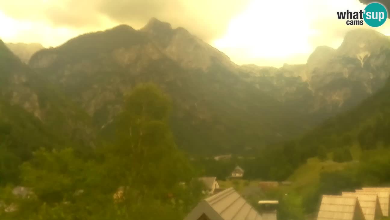 Webcam Trenta – View of Šplevt, Pihavec and Prisojnik