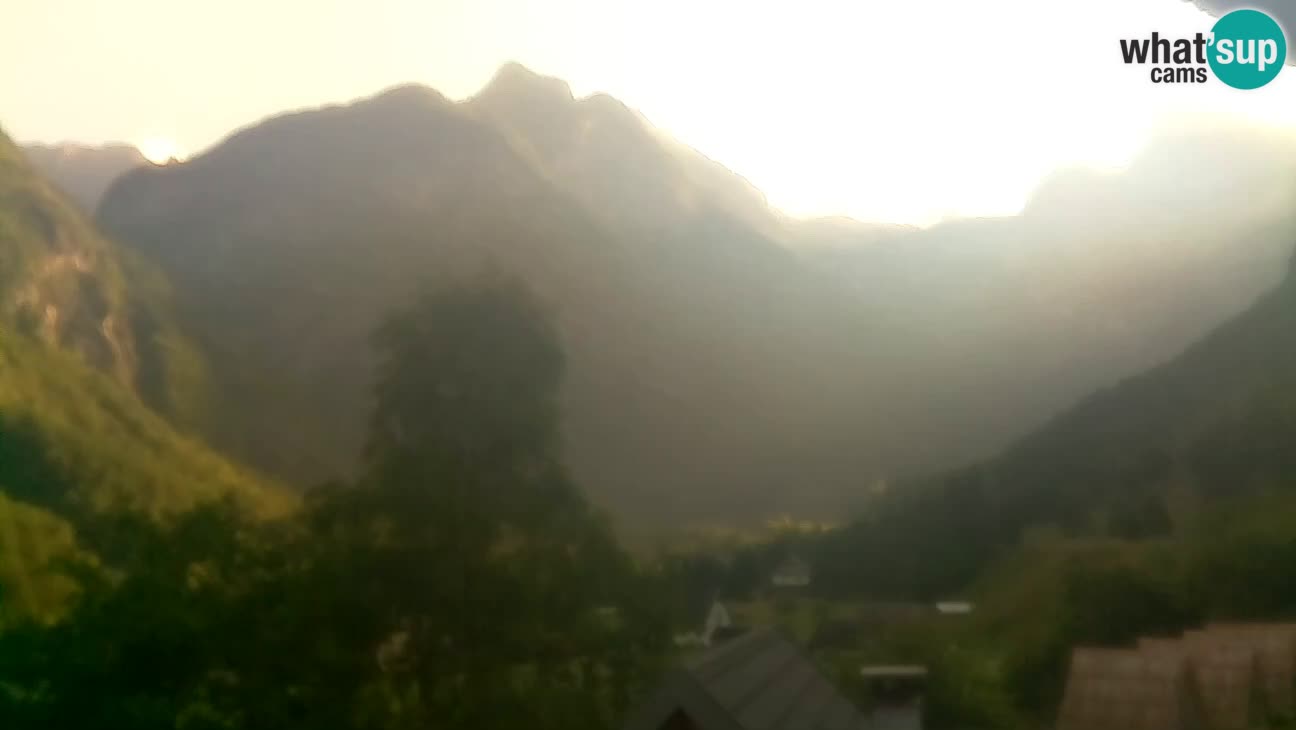 Webcam Trenta – View of Šplevt, Pihavec and Prisojnik