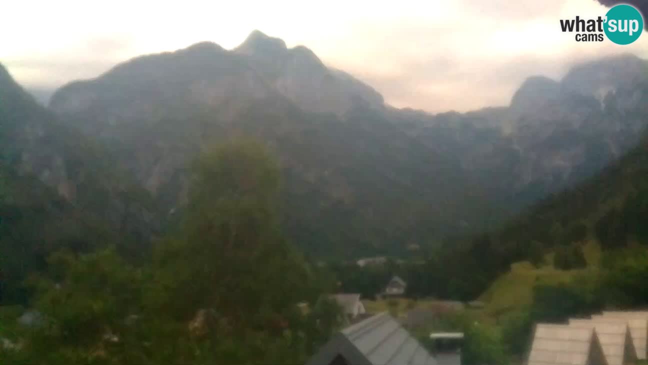 Webcam Trenta – View of Šplevt, Pihavec and Prisojnik