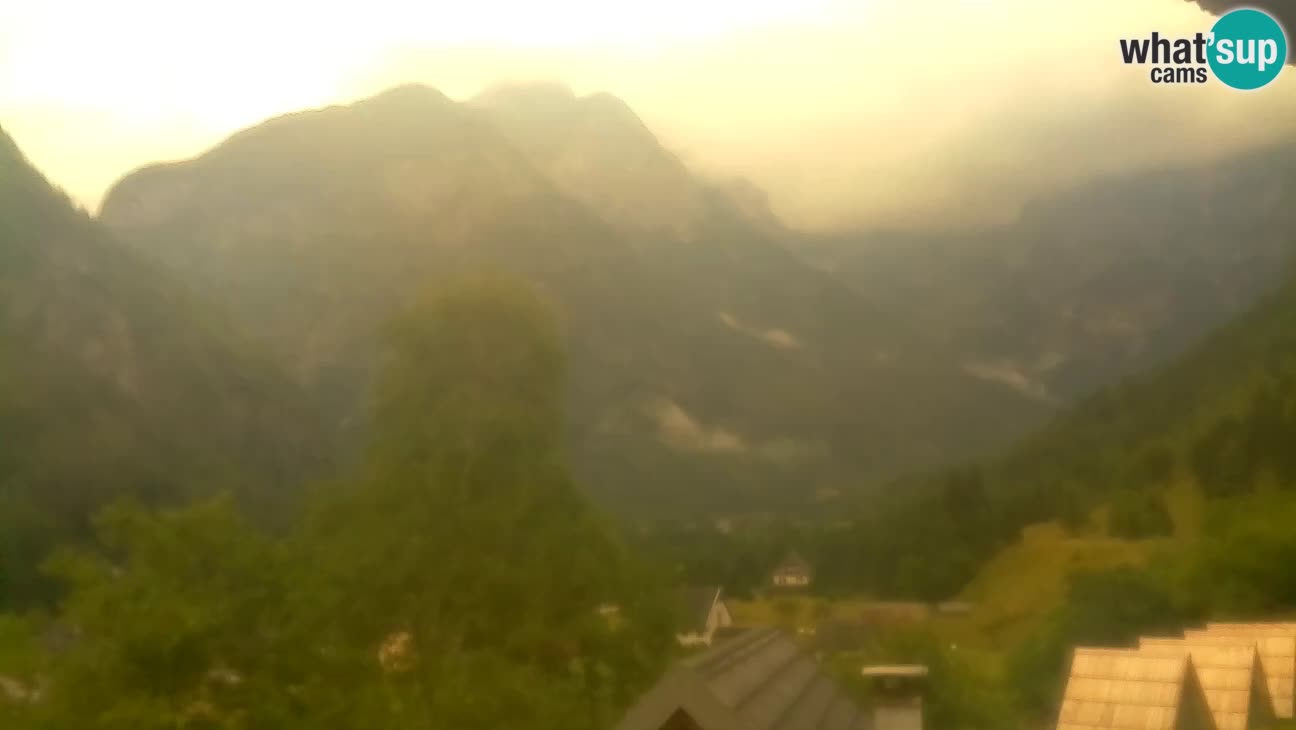 Webcam Trenta – View of Šplevt, Pihavec and Prisojnik