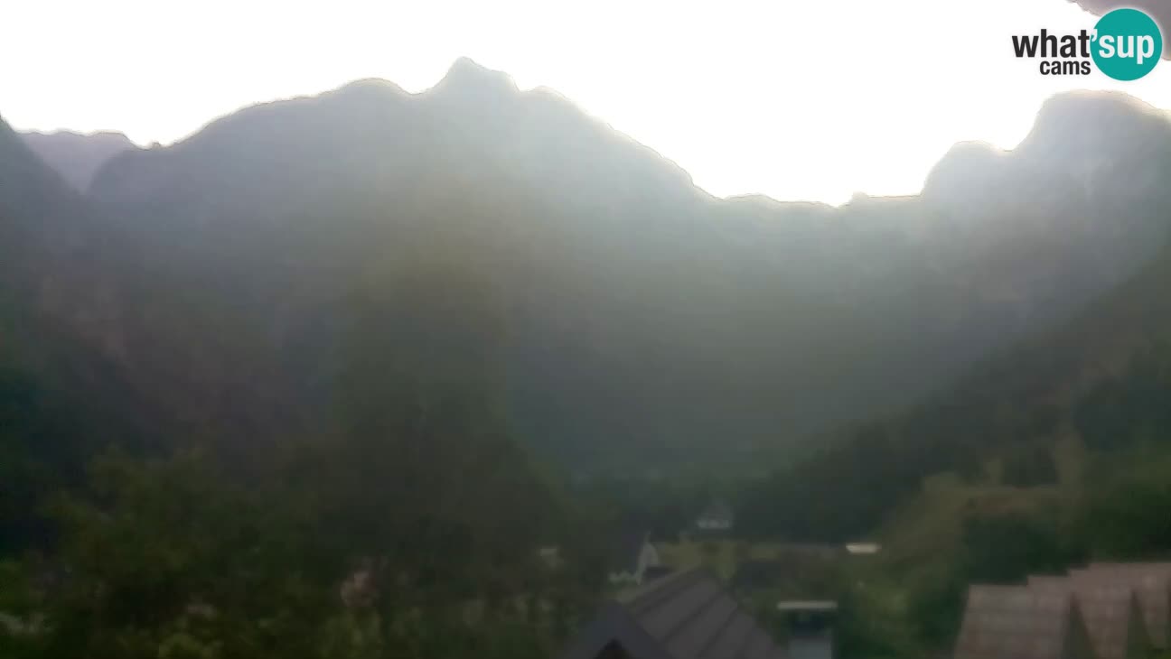 Webcam Trenta – View of Šplevt, Pihavec and Prisojnik