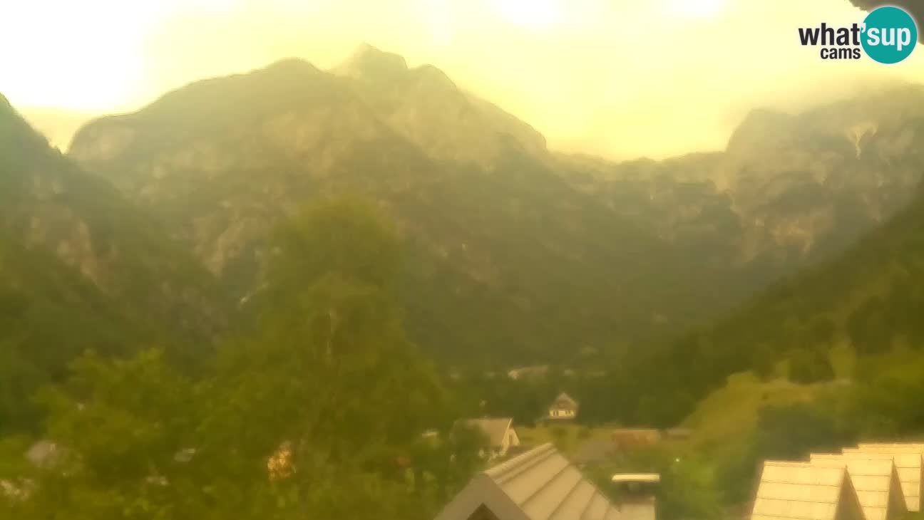 Webcam Trenta – View of Šplevt, Pihavec and Prisojnik