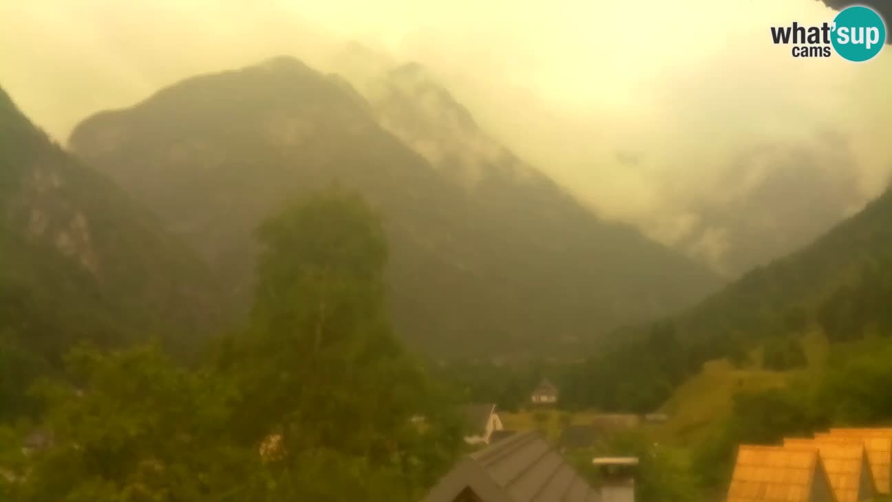 Spletna kamera Trenta – Pogled na Šplevt, Pihavec in Prisojnik