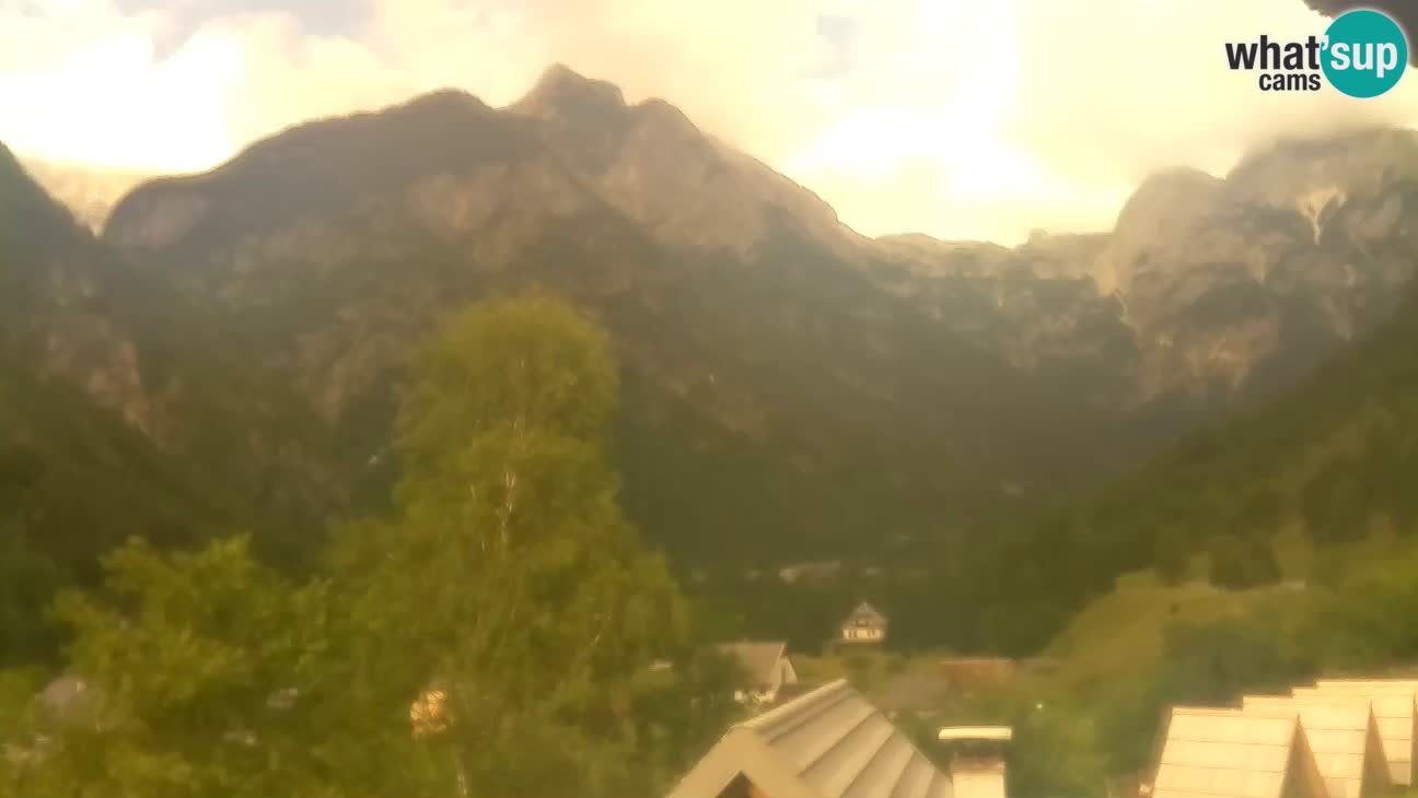 Spletna kamera Trenta – Pogled na Šplevt, Pihavec in Prisojnik