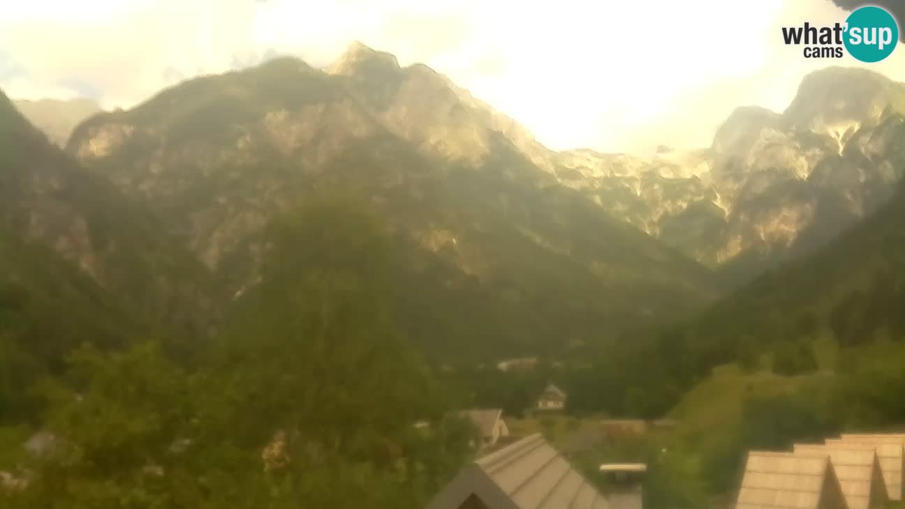Webcam Trenta – View of Šplevt, Pihavec and Prisojnik