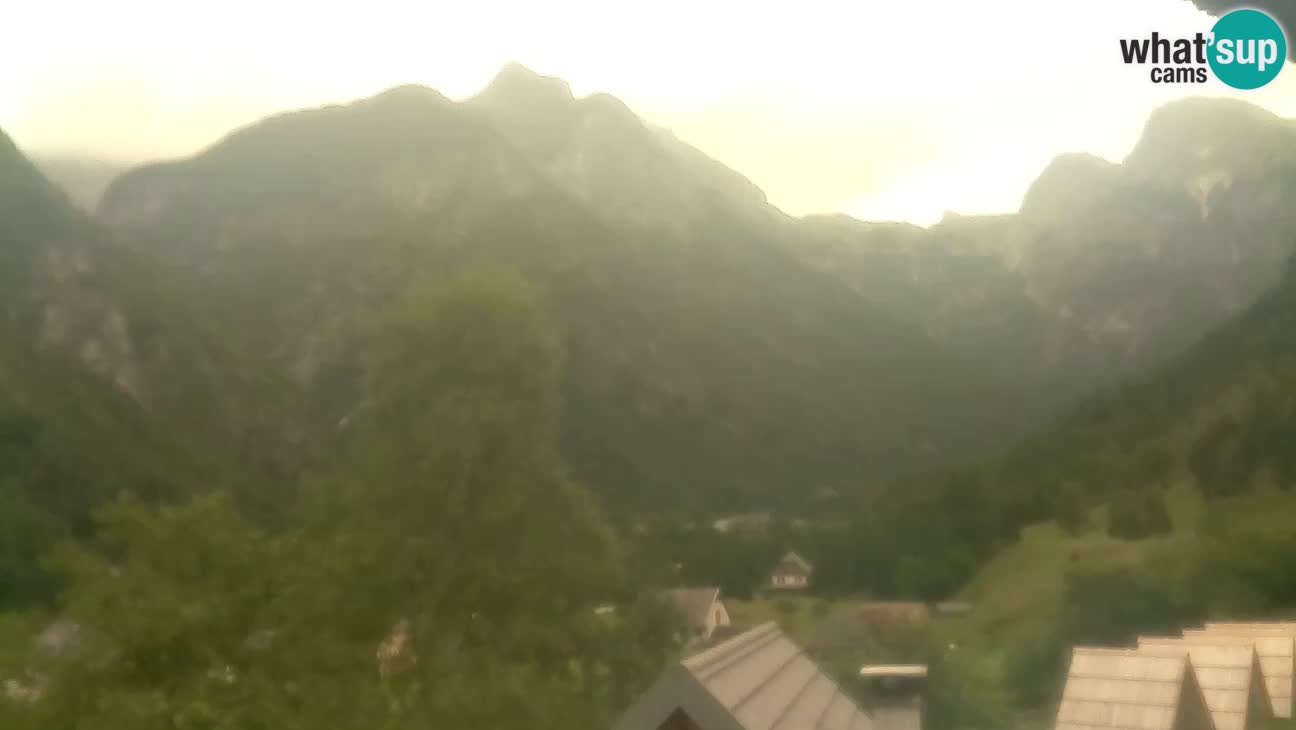 Webcam Trenta – View of Šplevt, Pihavec and Prisojnik