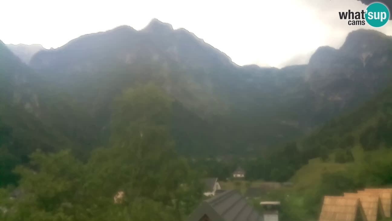 Webcam Trenta – View of Šplevt, Pihavec and Prisojnik