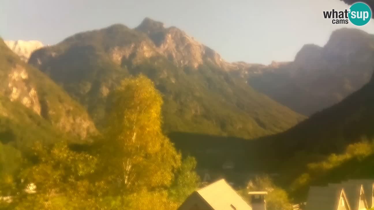 Webcam Trenta – View of Šplevt, Pihavec and Prisojnik