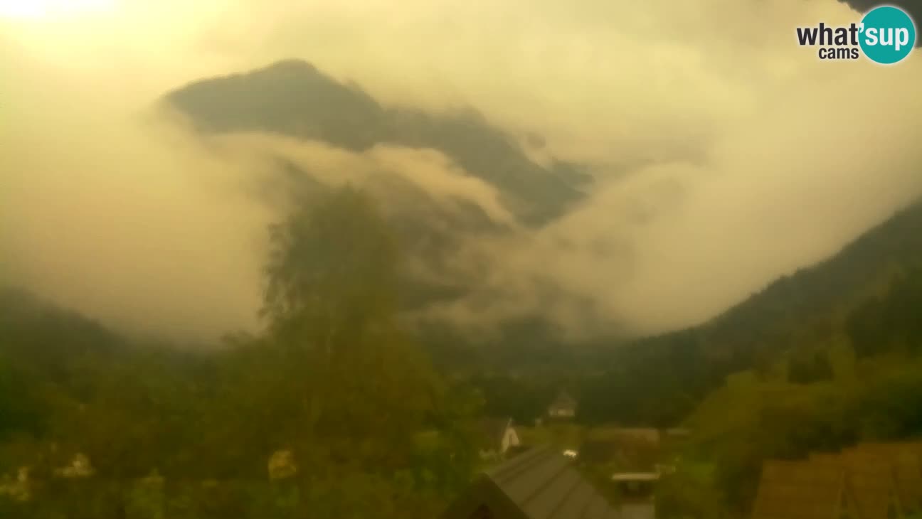 Webcam Trenta – View of Šplevt, Pihavec and Prisojnik