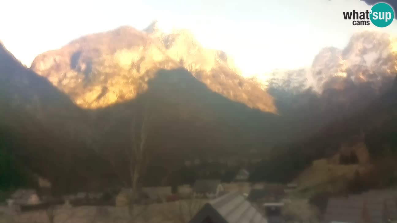 Webcam Trenta – View of Šplevt, Pihavec and Prisojnik