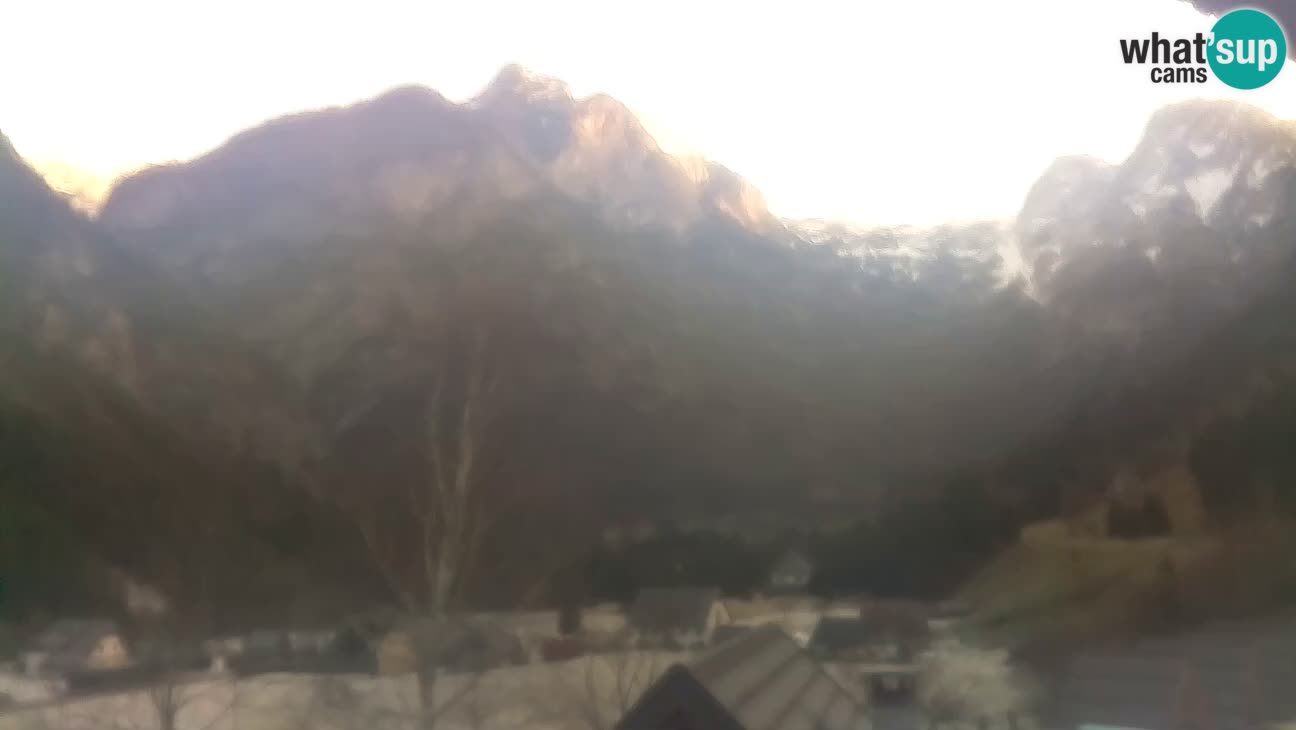 Spletna kamera Trenta – Pogled na Šplevt, Pihavec in Prisojnik