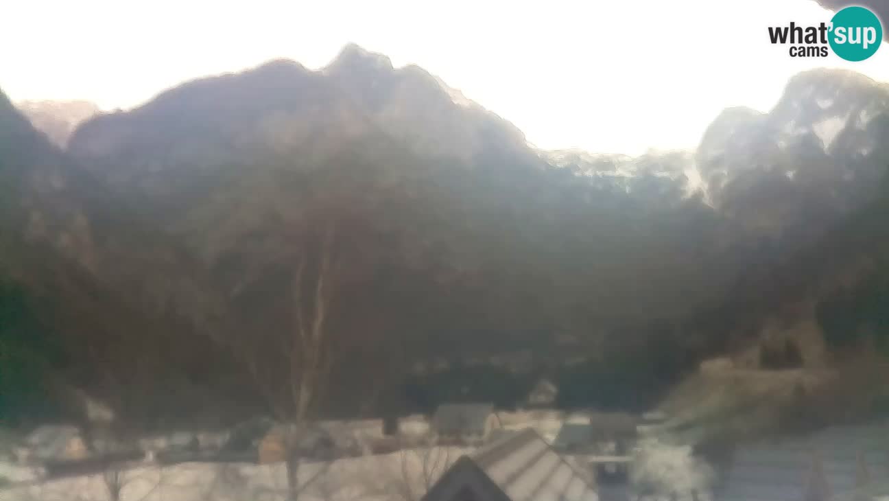 Web kamera Trenta – Pogled na Šplevt, Pihavec i Prisojnik