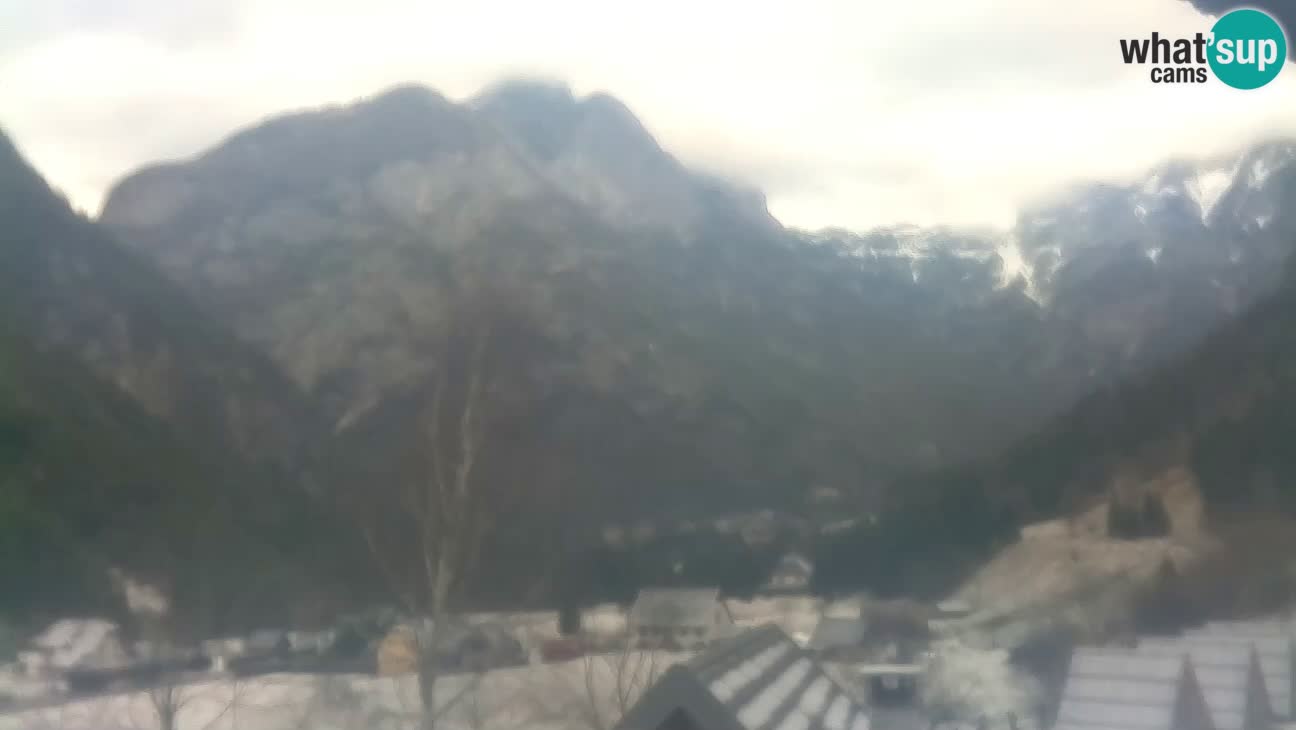 Webcam Trenta – View of Šplevt, Pihavec and Prisojnik