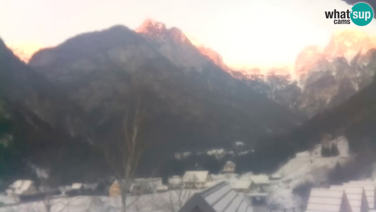Webcam Trenta – View of Šplevt, Pihavec and Prisojnik