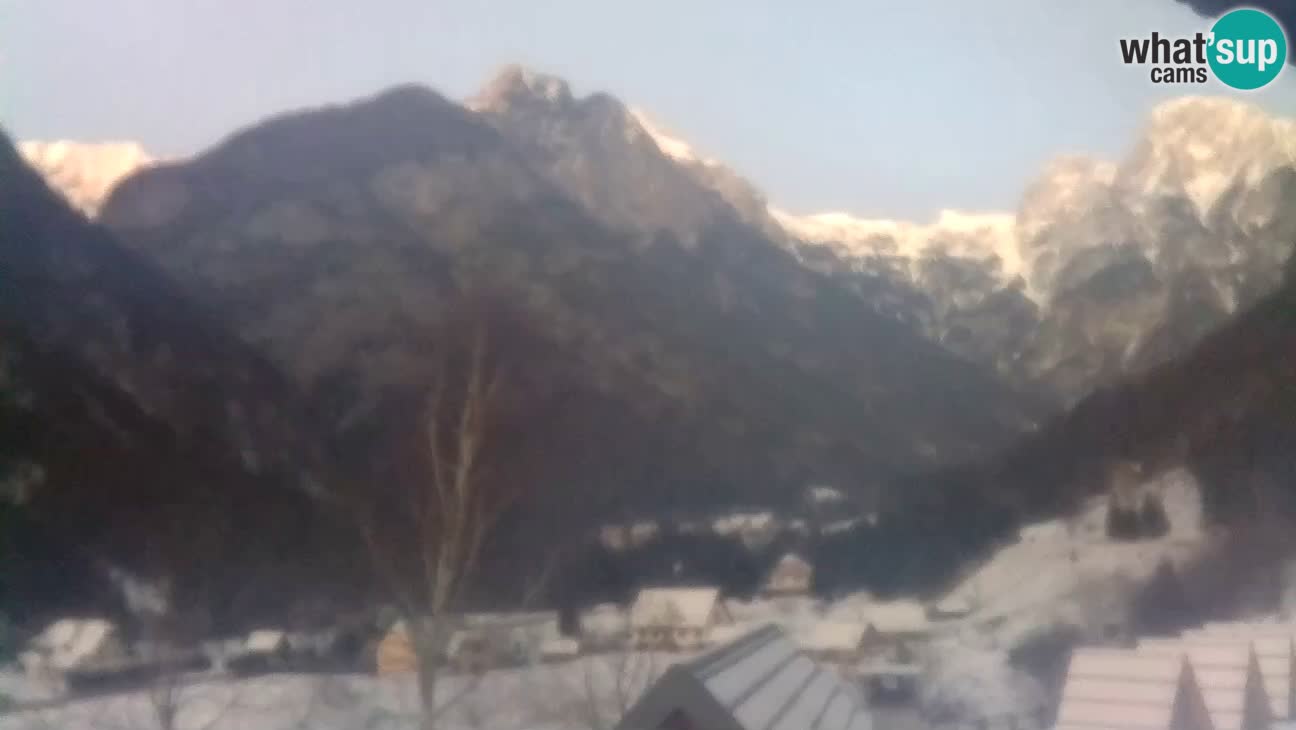 Web kamera Trenta – Pogled na Šplevt, Pihavec i Prisojnik