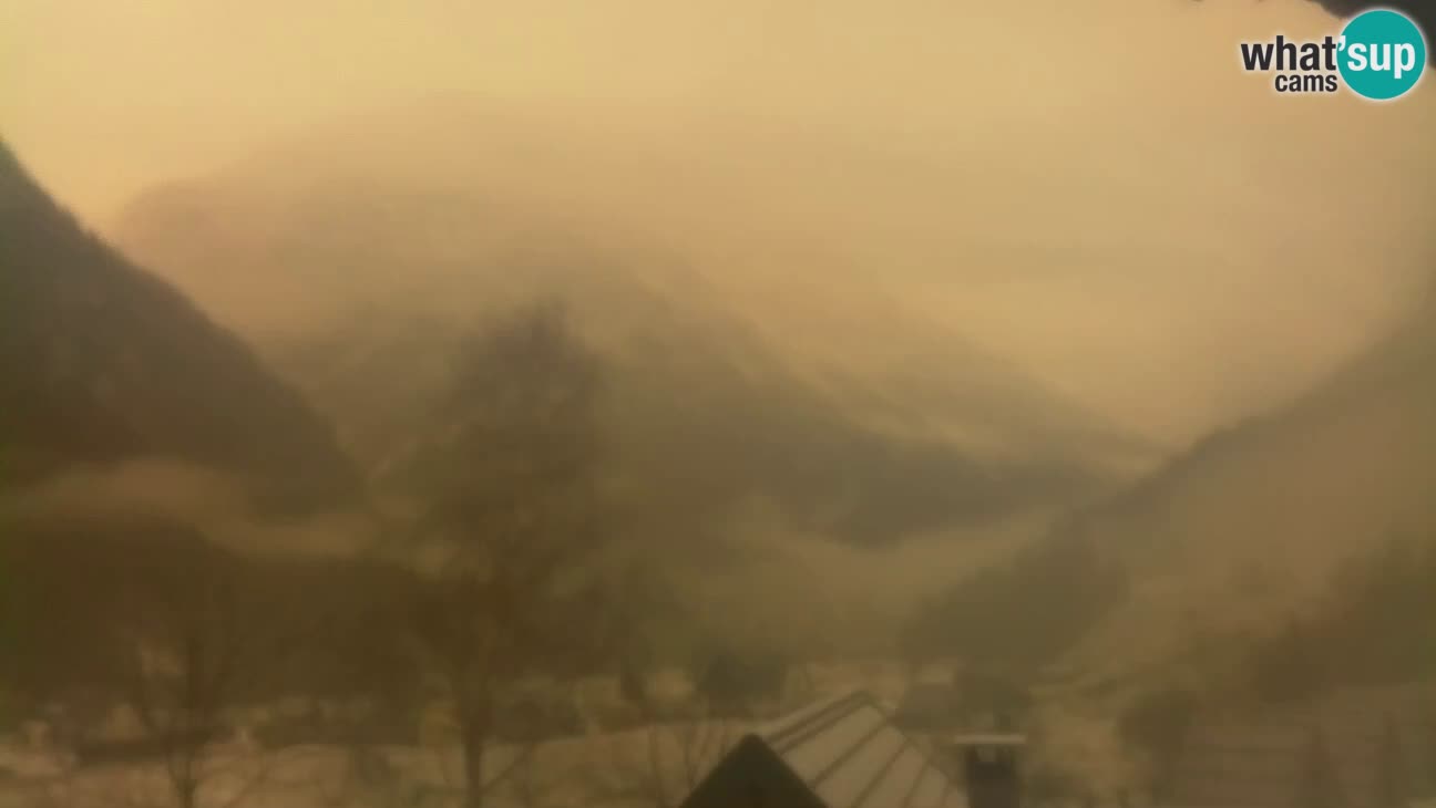 Spletna kamera Trenta – Pogled na Šplevt, Pihavec in Prisojnik