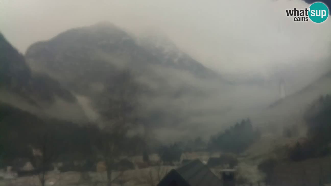 Spletna kamera Trenta – Pogled na Šplevt, Pihavec in Prisojnik