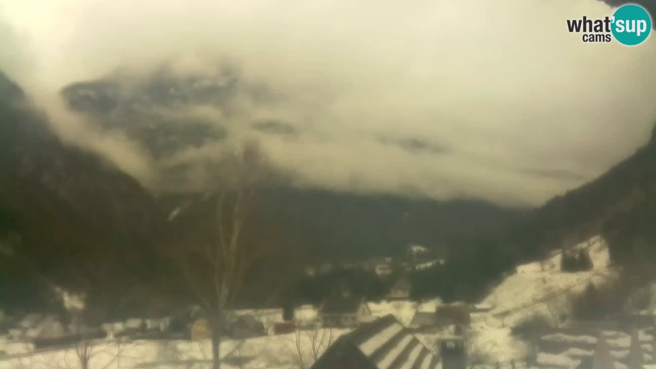 Webcam Trenta – View of Šplevt, Pihavec and Prisojnik