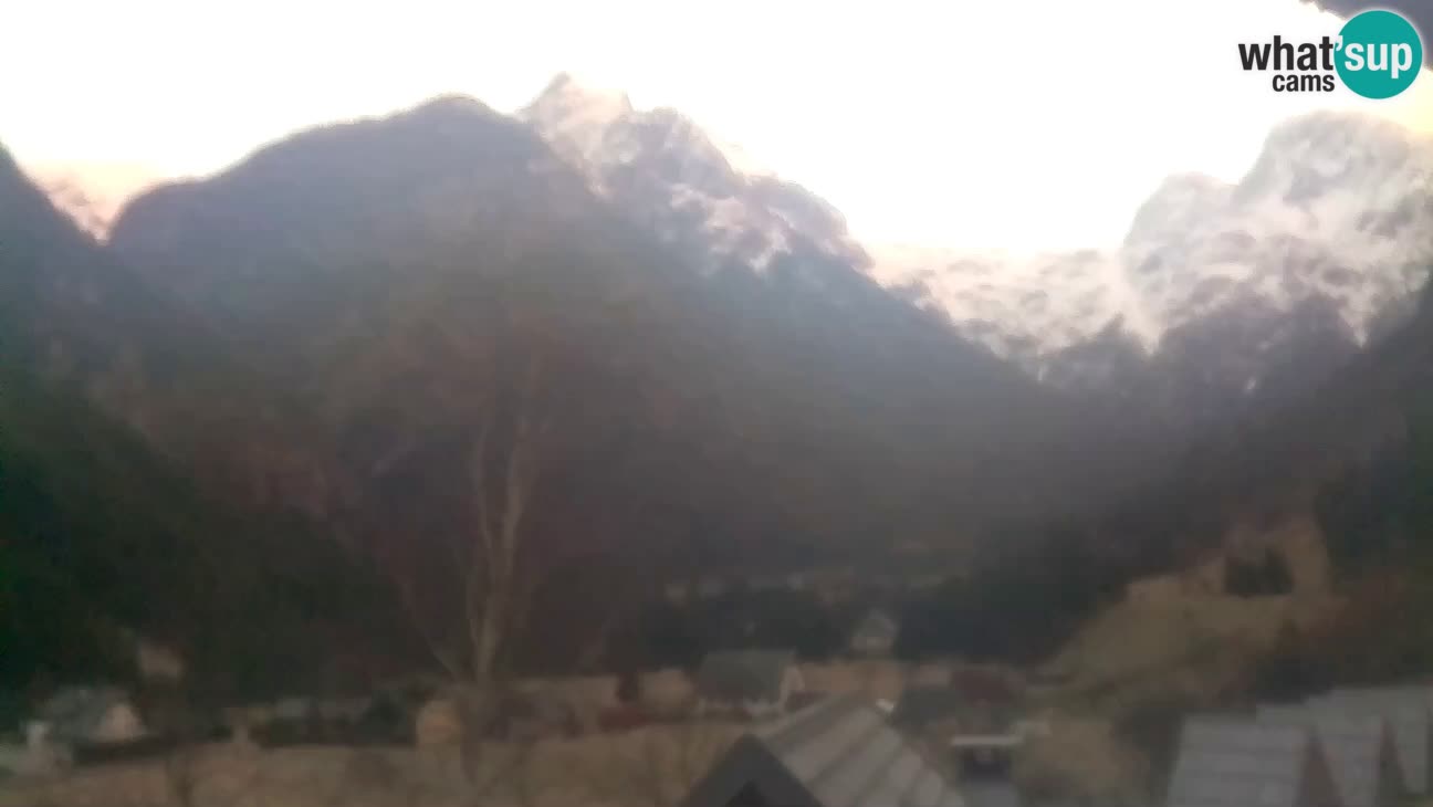 Webcam Trenta – View of Šplevt, Pihavec and Prisojnik
