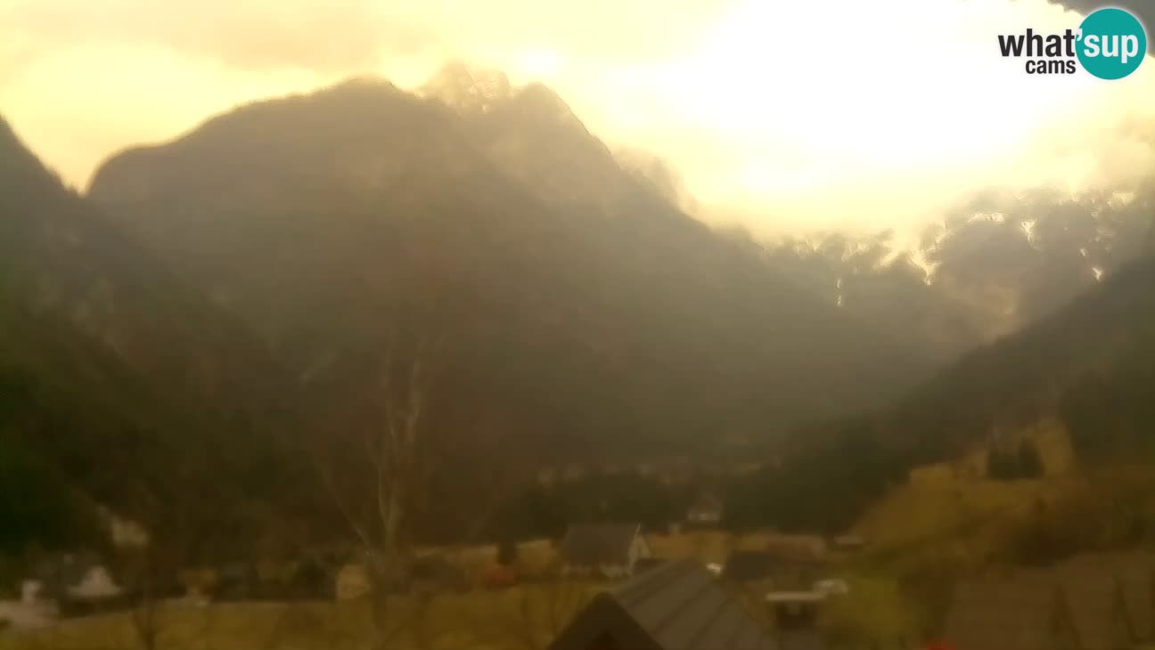 Spletna kamera Trenta – Pogled na Šplevt, Pihavec in Prisojnik