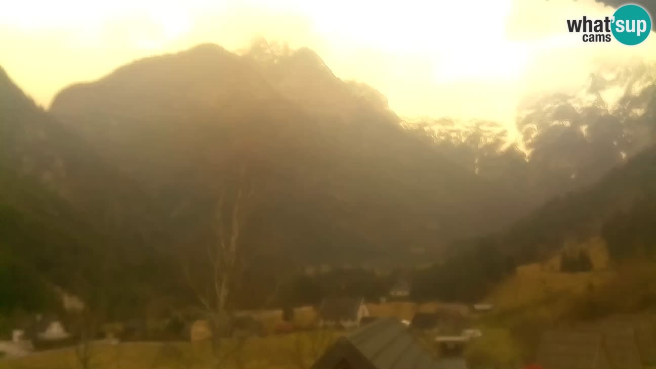 Spletna kamera Trenta – Pogled na Šplevt, Pihavec in Prisojnik