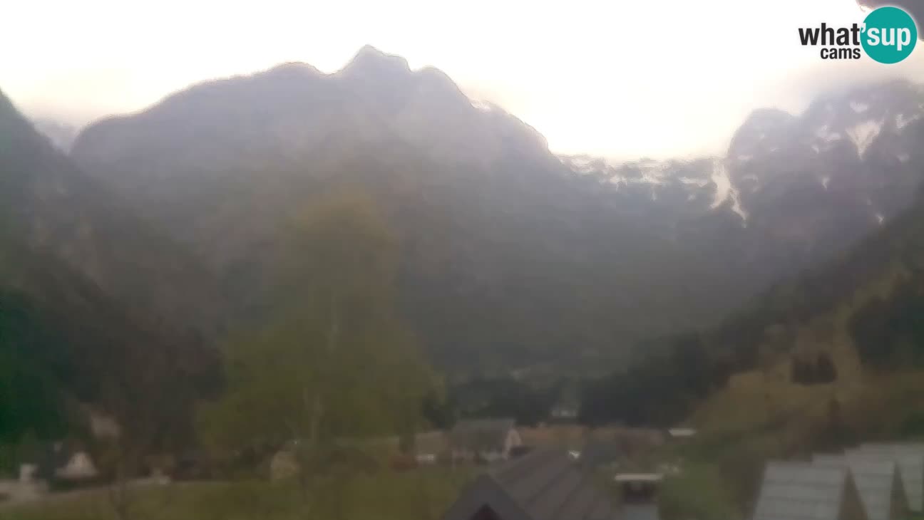 Spletna kamera Trenta – Pogled na Šplevt, Pihavec in Prisojnik