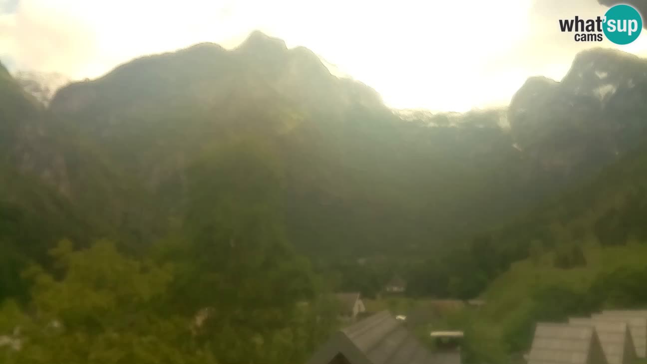 Spletna kamera Trenta – Pogled na Šplevt, Pihavec in Prisojnik