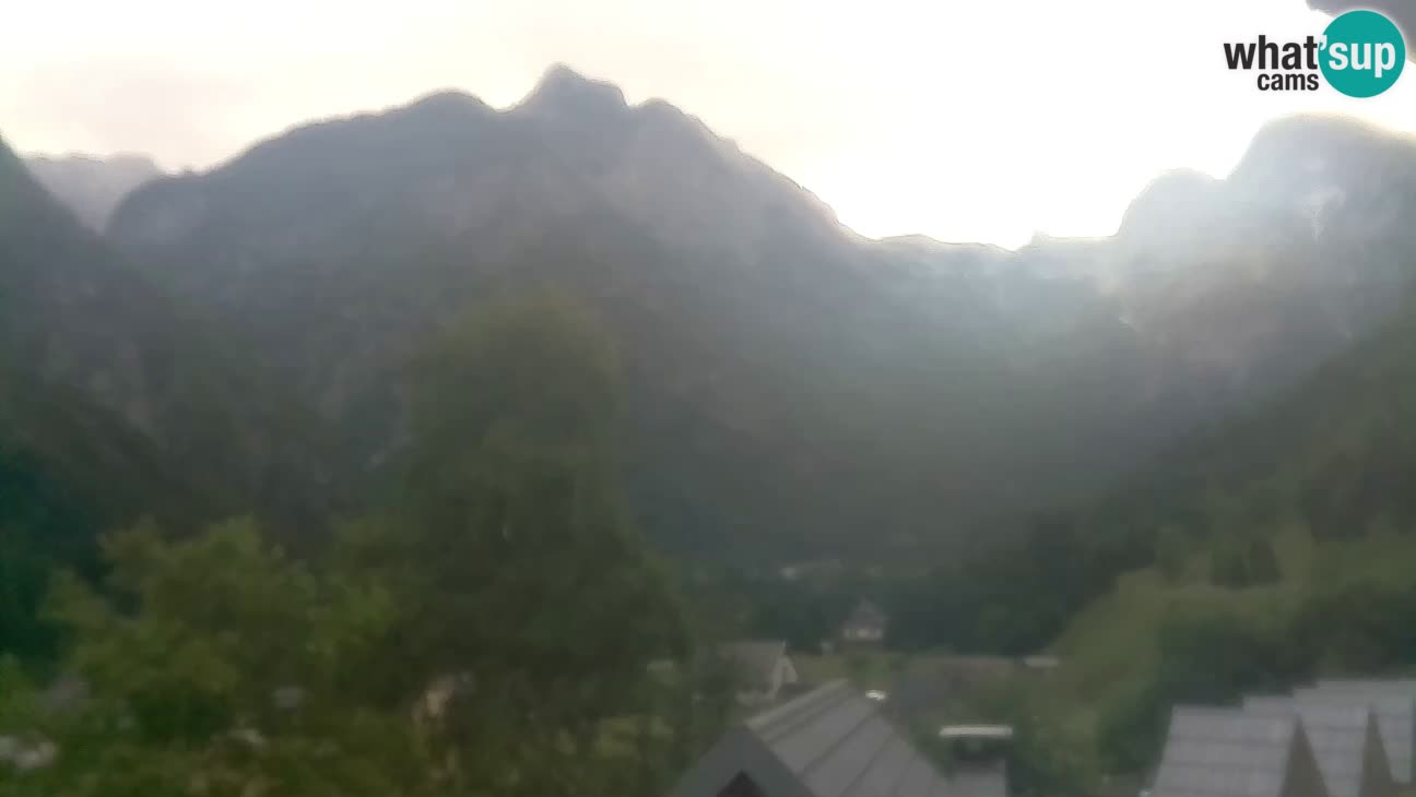 Webcam Trenta – View of Šplevt, Pihavec and Prisojnik