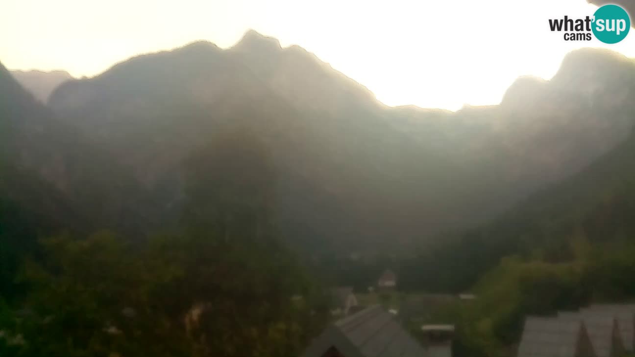 Webcam Trenta – View of Šplevt, Pihavec and Prisojnik