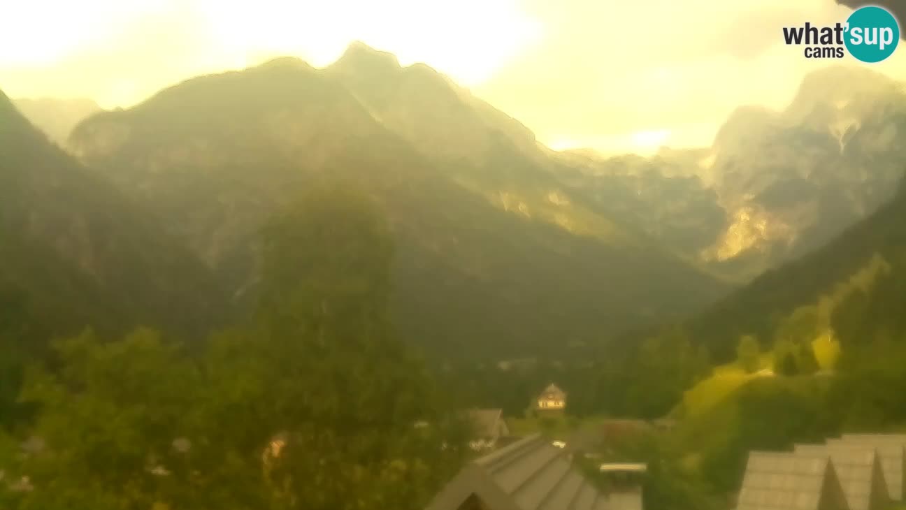 Webcam Trenta – View of Šplevt, Pihavec and Prisojnik