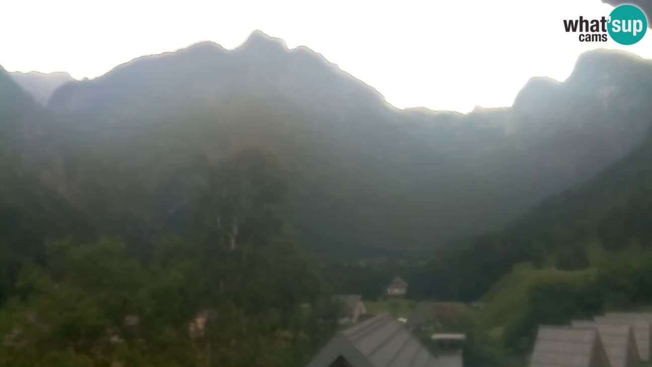 Webcam Trenta – View of Šplevt, Pihavec and Prisojnik