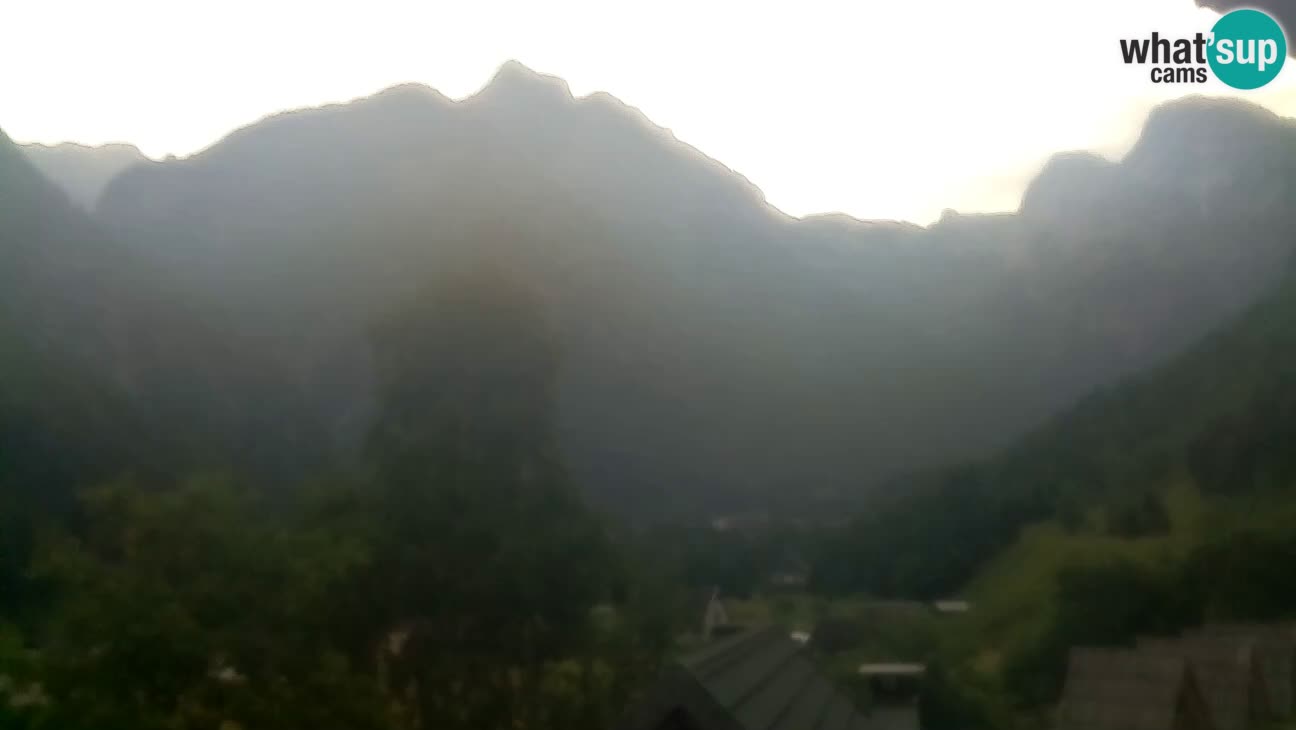 Spletna kamera Trenta – Pogled na Šplevt, Pihavec in Prisojnik