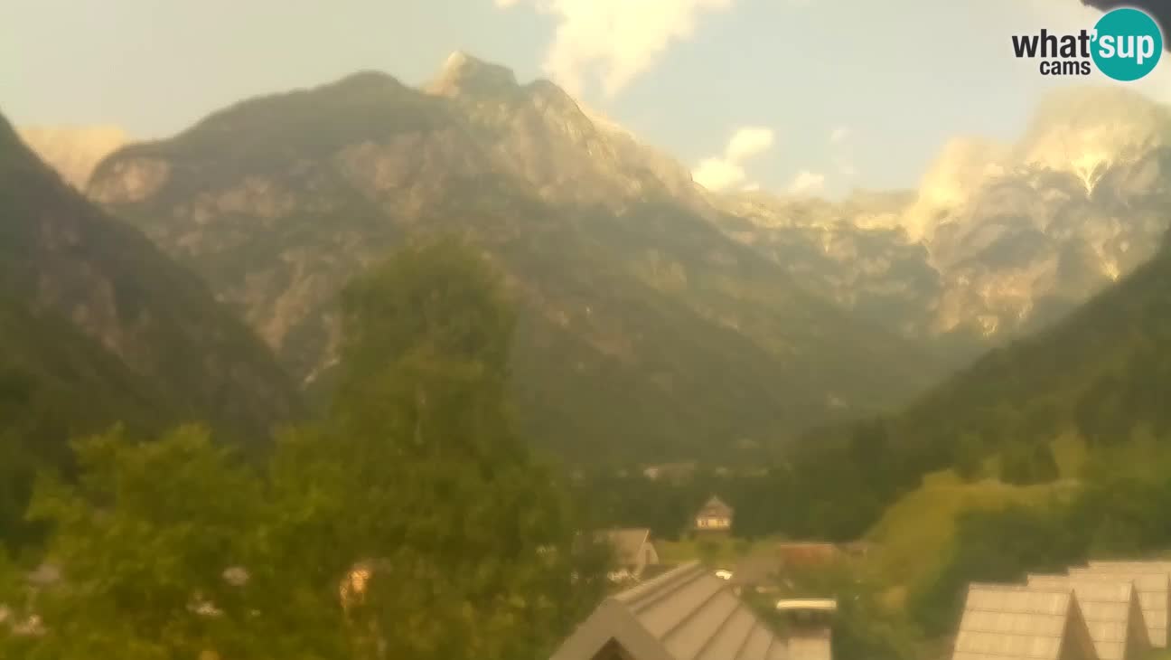 Webcam Trenta – View of Šplevt, Pihavec and Prisojnik