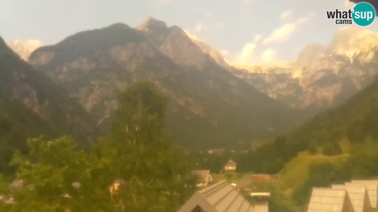 Webcam Trenta – View of Šplevt, Pihavec and Prisojnik