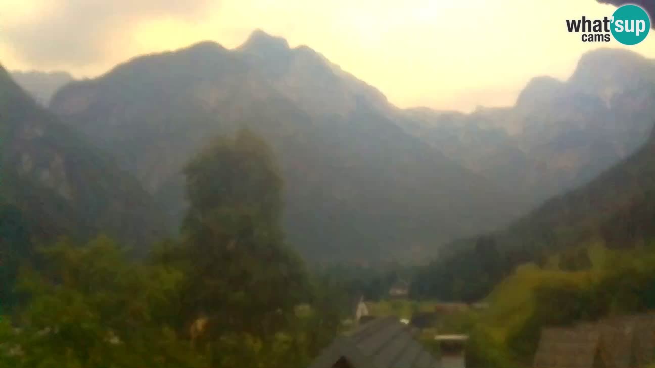 Webcam Trenta – View of Šplevt, Pihavec and Prisojnik