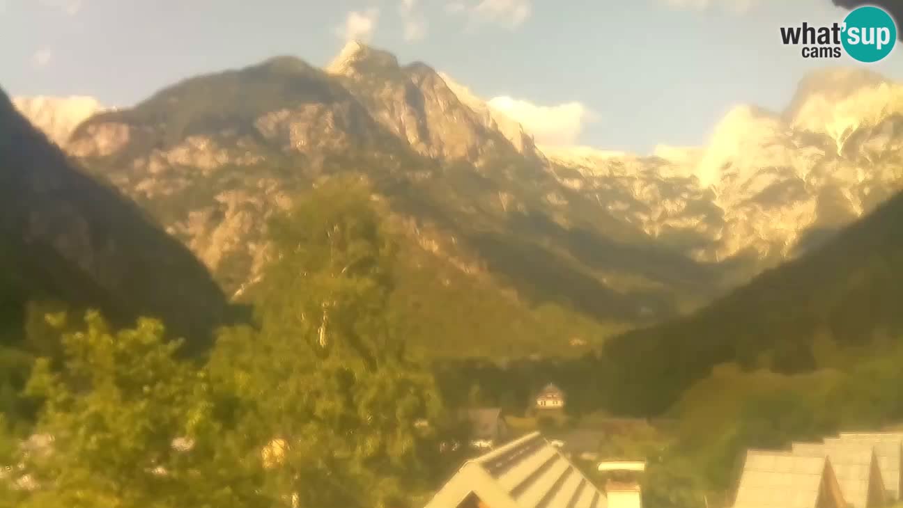 Webcam Trenta – View of Šplevt, Pihavec and Prisojnik