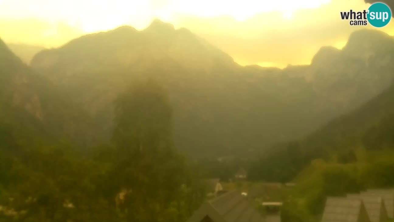 Webcam Trenta – View of Šplevt, Pihavec and Prisojnik