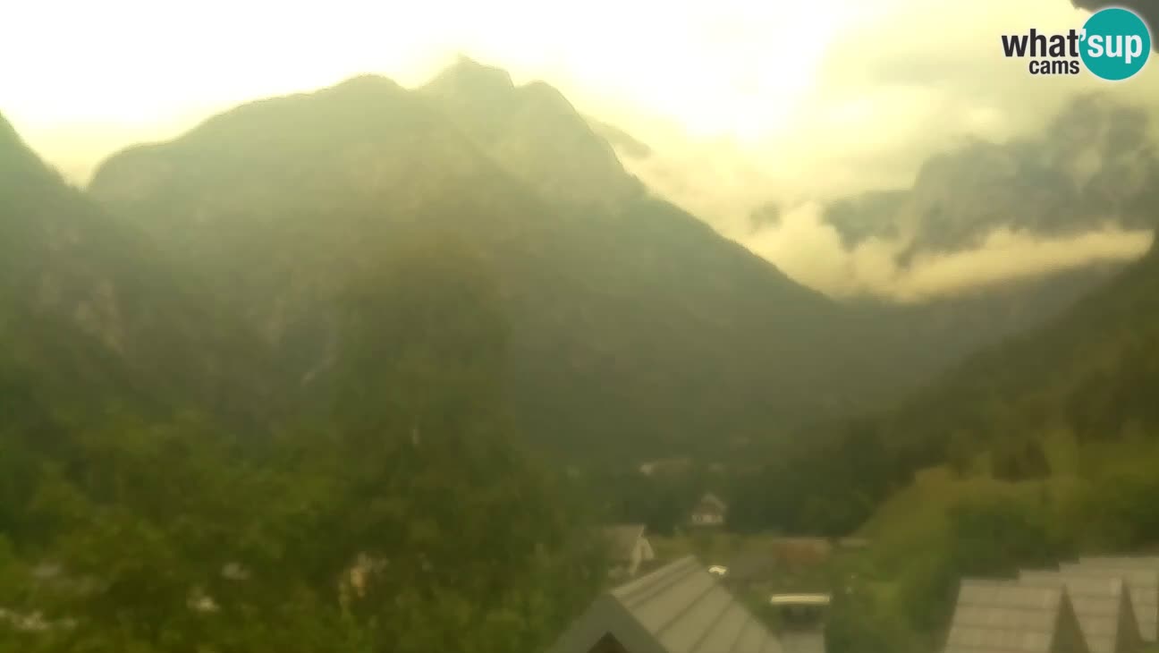 Spletna kamera Trenta – Pogled na Šplevt, Pihavec in Prisojnik