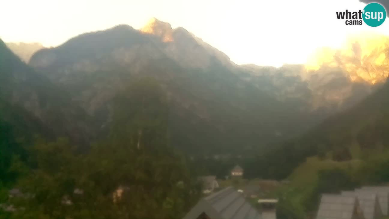Webcam Trenta – View of Šplevt, Pihavec and Prisojnik