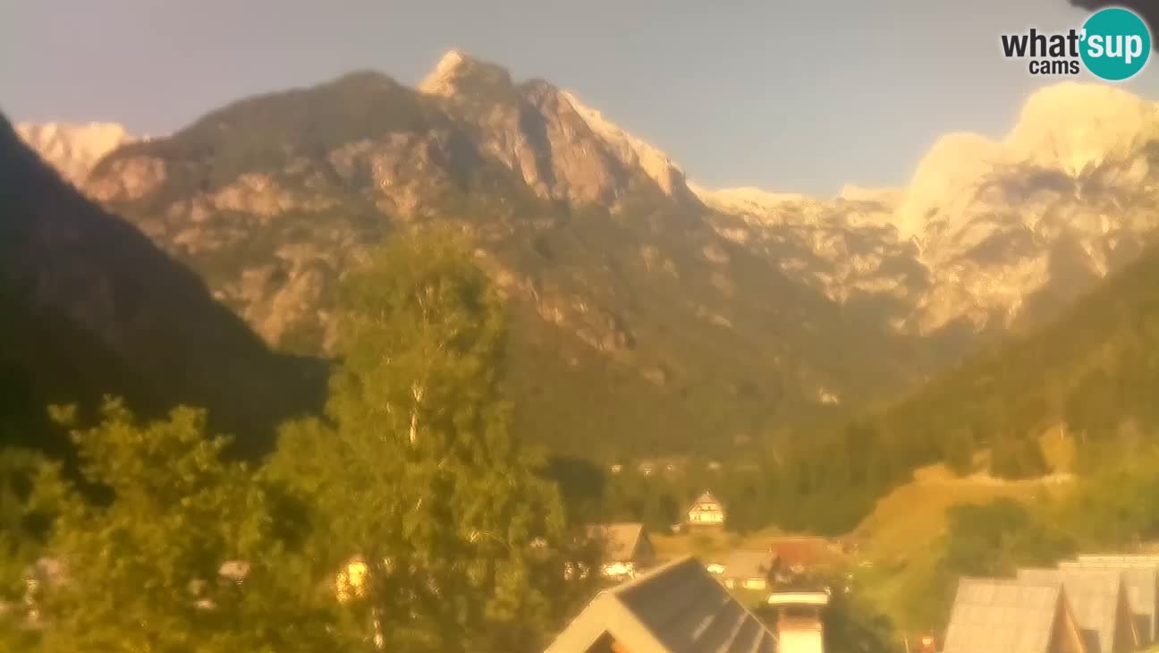 Spletna kamera Trenta – Pogled na Šplevt, Pihavec in Prisojnik