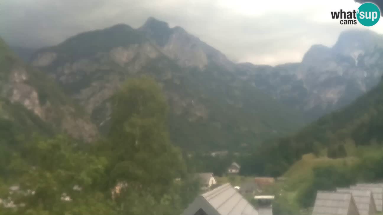 Webcam Trenta – View of Šplevt, Pihavec and Prisojnik