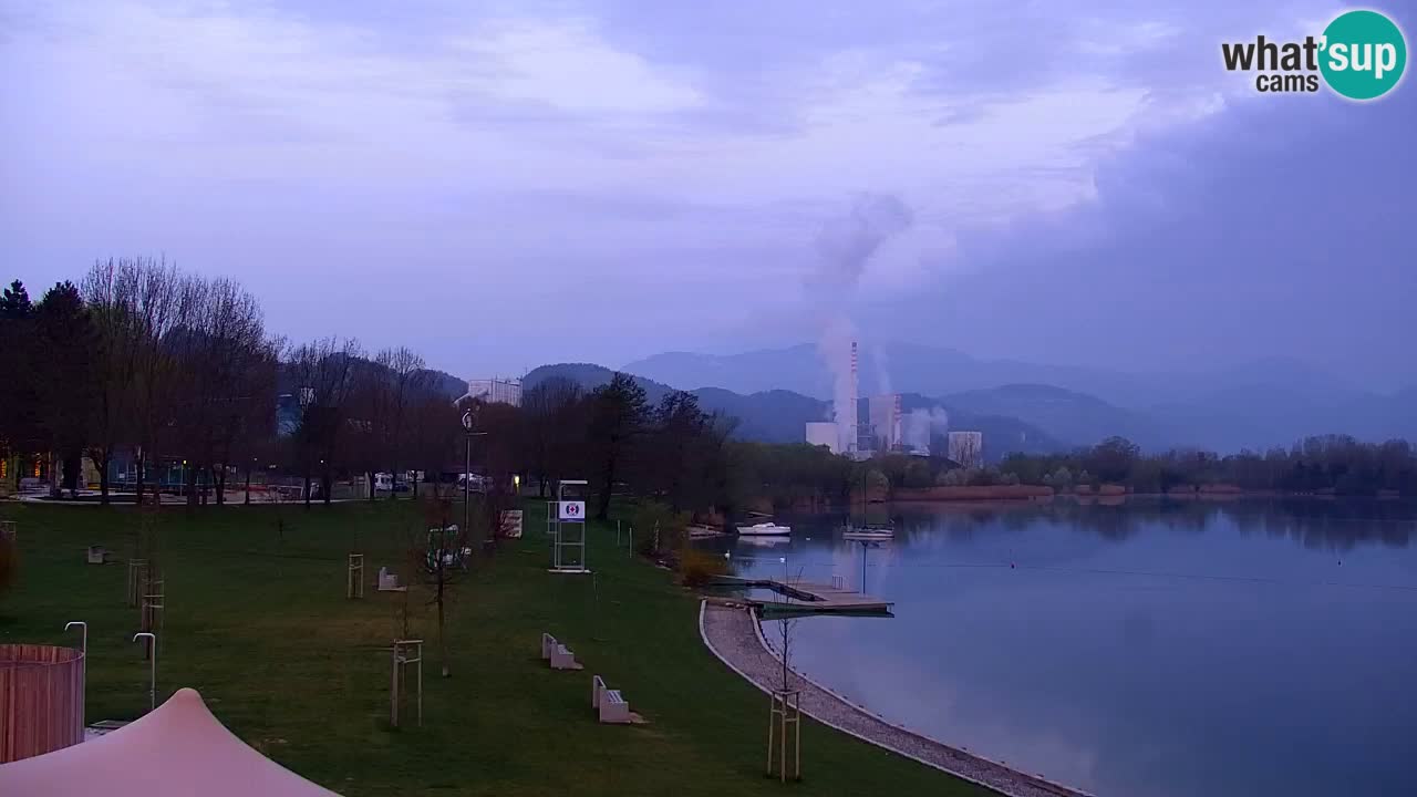 Spletna kamera Velenjsko jezero – Pogled v živo z Velenjske plaže