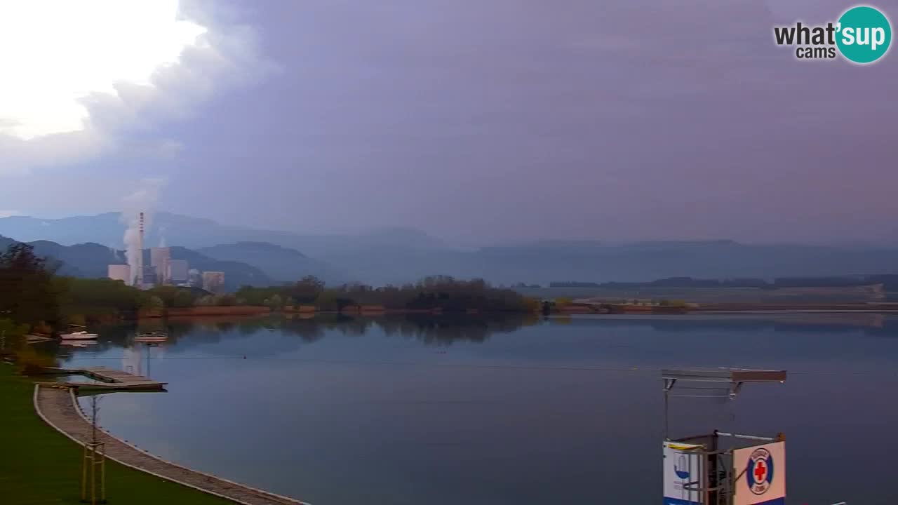 Spletna kamera Velenjsko jezero – Pogled v živo z Velenjske plaže
