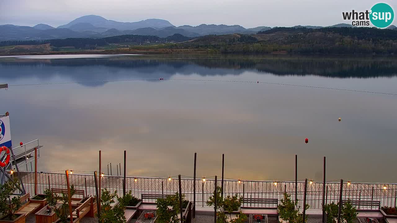 Spletna kamera Velenjsko jezero – Pogled v živo z Velenjske plaže