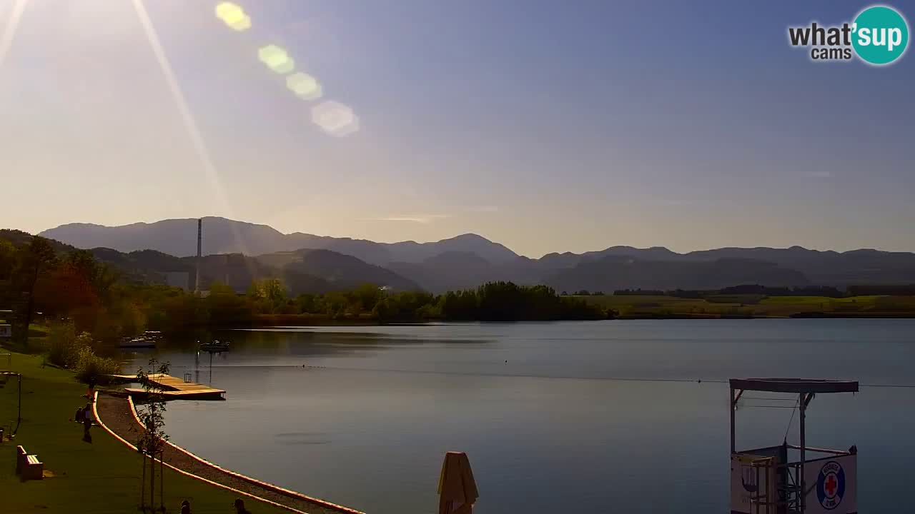 Spletna kamera Velenjsko jezero – Pogled v živo z Velenjske plaže