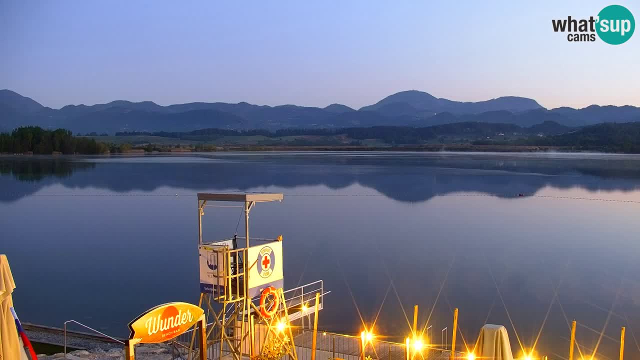 Spletna kamera Velenjsko jezero – Pogled v živo z Velenjske plaže